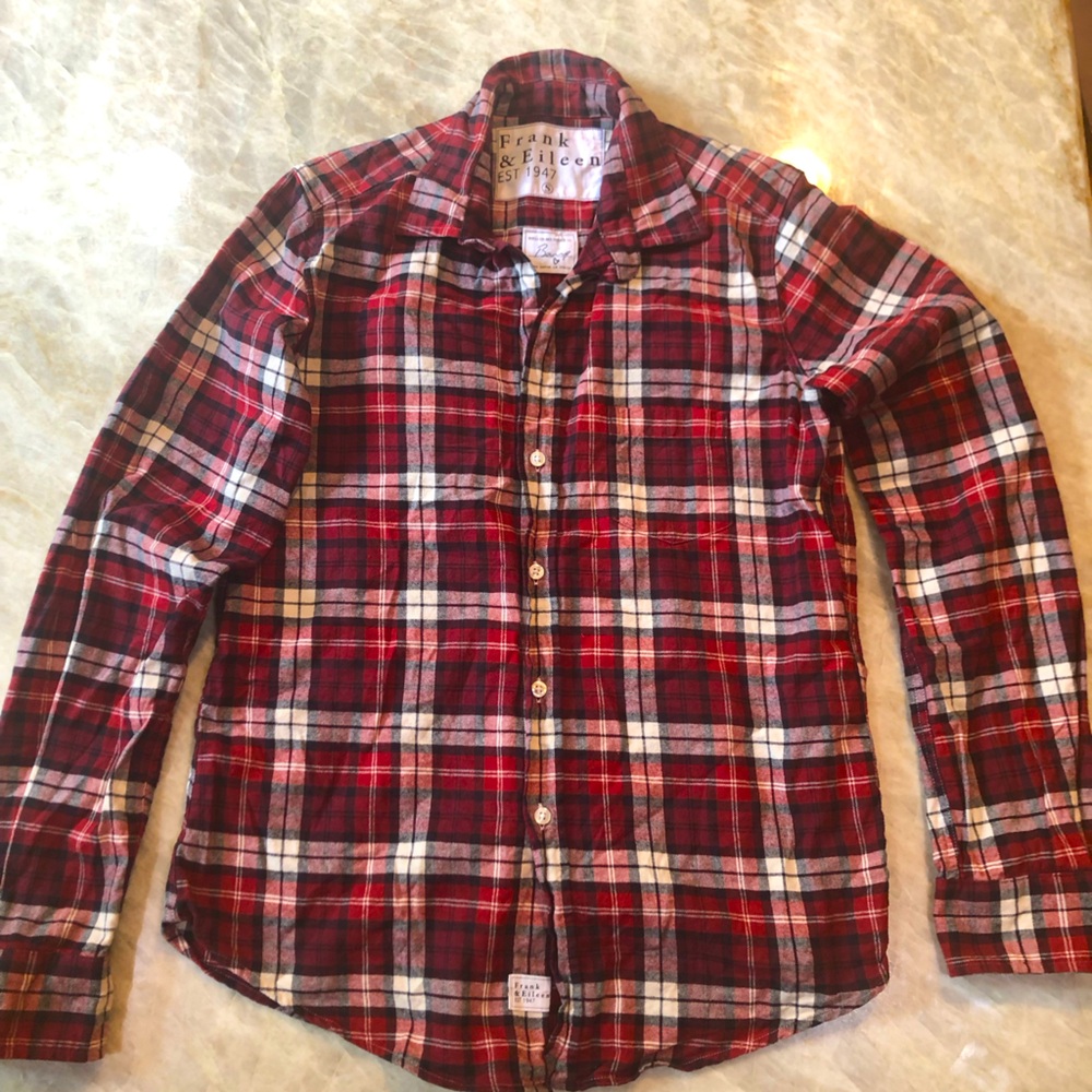Frank & Eileen cotton red/black plaid woman’s buttoned down shirt size S.